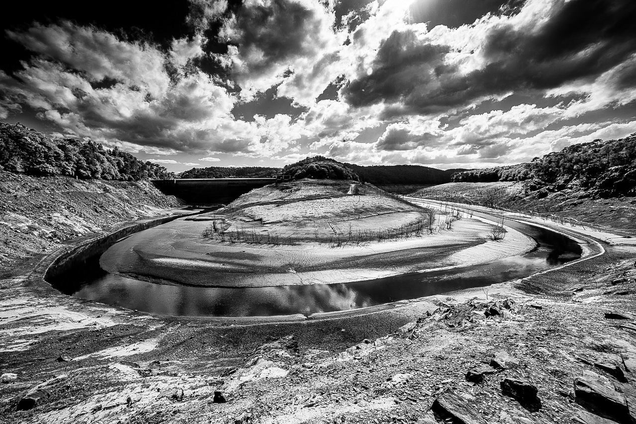 Vue noir et blanc lac vide de Guerledan