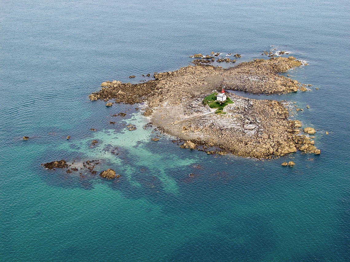 Vue aérienne - petite île et phare près des côtes armoricaines