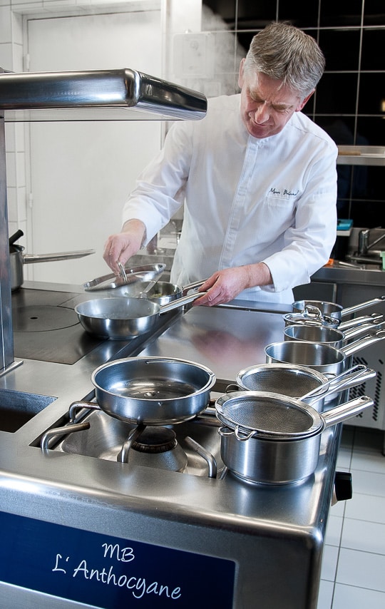 Chef Marc Briand dans sa cuisine du restaurant l'Anthocyane