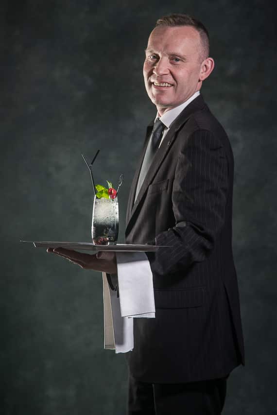 Serveur du restaurant, La Table De Mon Père avec un cocktail