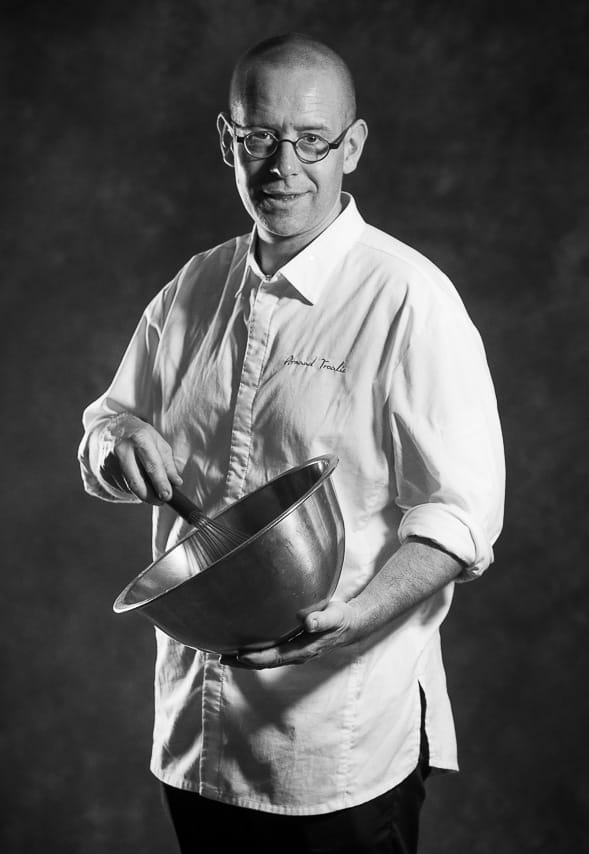 Portrait noir et blanc de cuisinier avec des accessoires de cuisine
