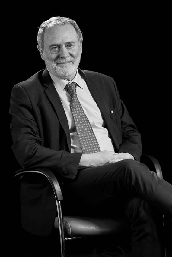 Portrait de chef d'entreprise assis en noir et blanc