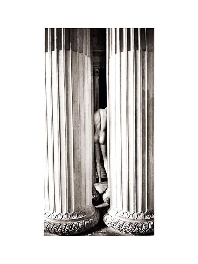 Homme nu entre les deux colonnes